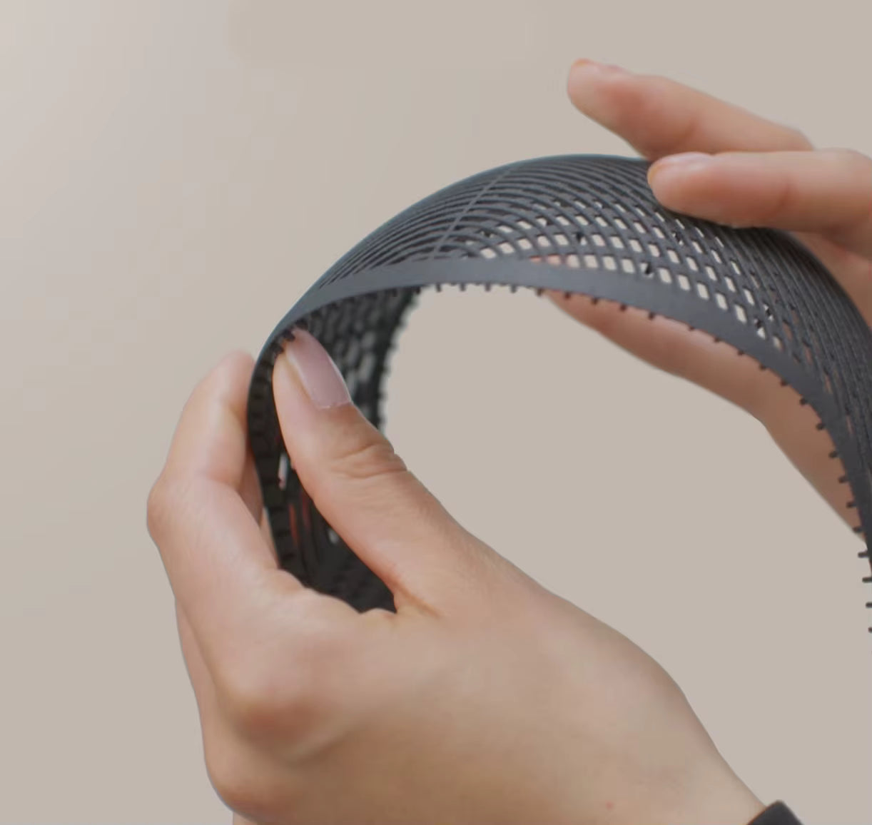 Accessoire Hijab – Sous-bonnet Antidérapant Taj Crown en Caoutchouc Souple pour Femme